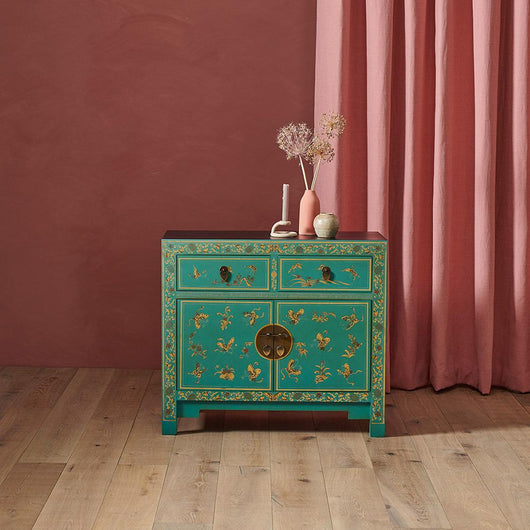 Oriental Style Decorated Sideboard Blue Chinese Furniture Candle and Blue 